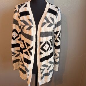 Stylish Black and White Patterned Women's Sweater